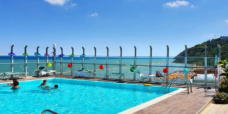 Pobyt v blízkosti Rimini: polpenzia, hotel hneď pri pláži, strešný bazén s vírivkou a lehátkami