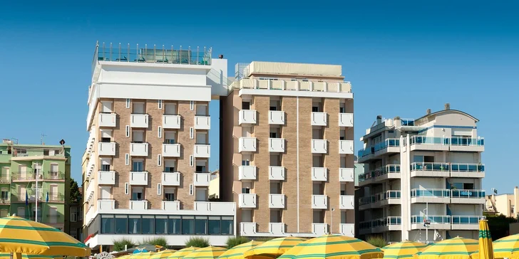 Pobyt v blízkosti Rimini: polpenzia, hotel hneď pri pláži, strešný bazén s vírivkou a lehátkami
