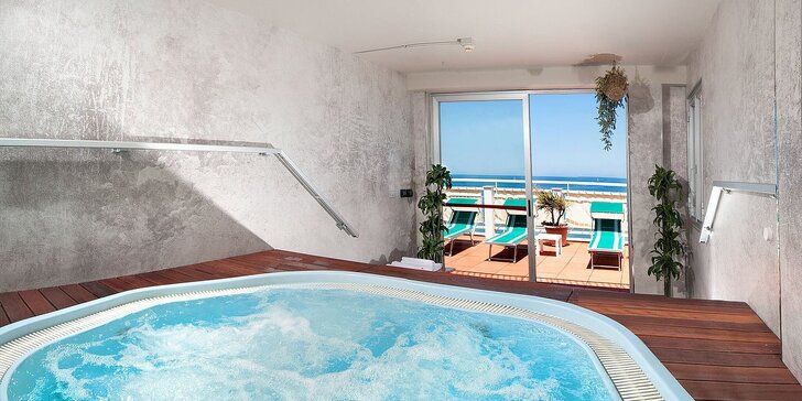 Pobyt v blízkosti Rimini: polpenzia, hotel hneď pri pláži, strešný bazén s vírivkou a lehátkami