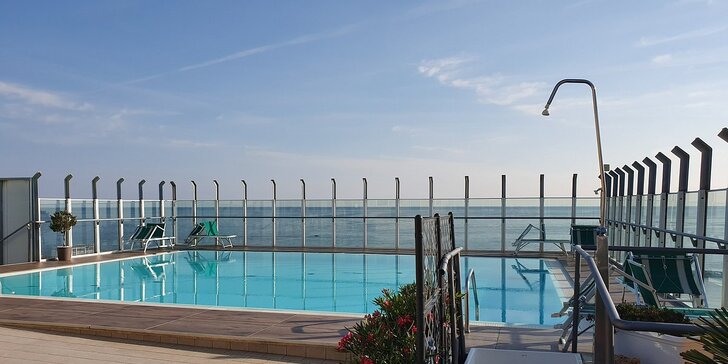 Pobyt v blízkosti Rimini: polpenzia, hotel hneď pri pláži, strešný bazén s vírivkou a lehátkami