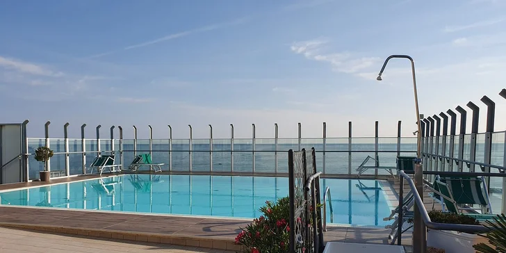 Pobyt v blízkosti Rimini: polpenzia, hotel hneď pri pláži, strešný bazén s vírivkou a lehátkami