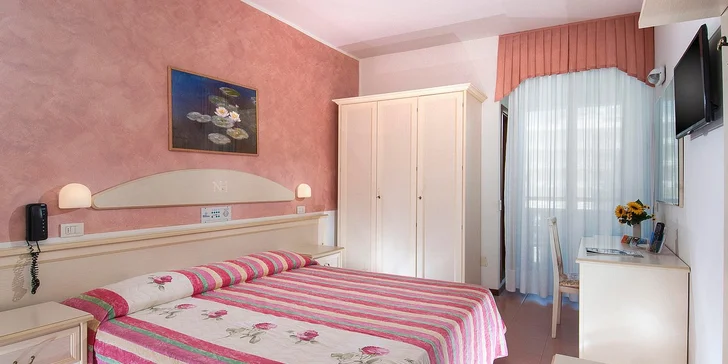 Pobyt v blízkosti Rimini: polpenzia, hotel hneď pri pláži, strešný bazén s vírivkou a lehátkami