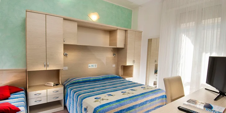 Pobyt v blízkosti Rimini: polpenzia, hotel hneď pri pláži, strešný bazén s vírivkou a lehátkami