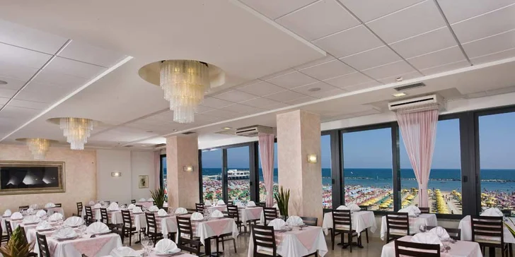 Pobyt v blízkosti Rimini: polpenzia, hotel hneď pri pláži, strešný bazén s vírivkou a lehátkami