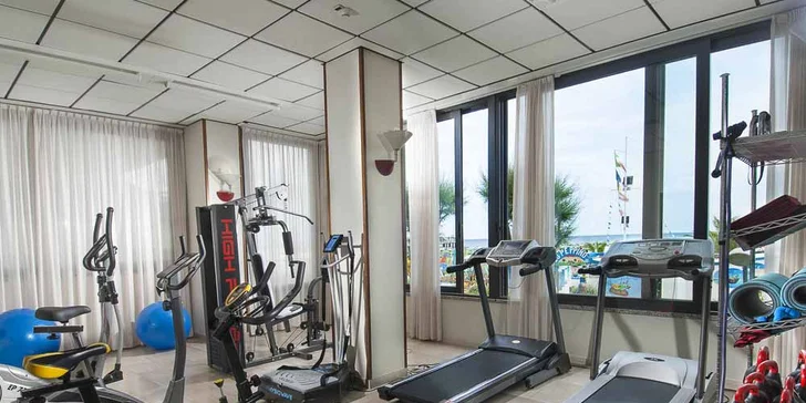 Pobyt v blízkosti Rimini: polpenzia, hotel hneď pri pláži, strešný bazén s vírivkou a lehátkami