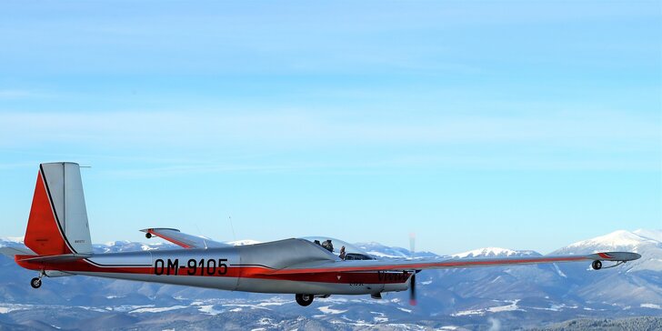 Poznávací let vetroňom LET L-13 SE VIVAT so známym akrobatickým pilotom