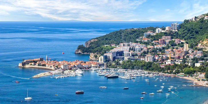 Letovisko Budva: polpenzia, bazén, pobyt pre 2 deti zdarma a first minute zľavy