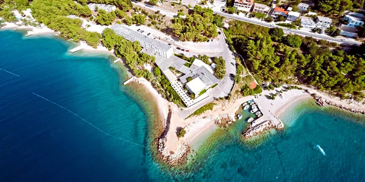 Dovolenka pri Omiši: plážový rezort s all inclusive light, hotel aj bungalovy, v lete animačný program