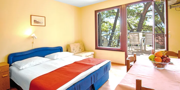 Dovolenka pri Omiši: plážový rezort s all inclusive light, hotel aj bungalovy, v lete animačný program