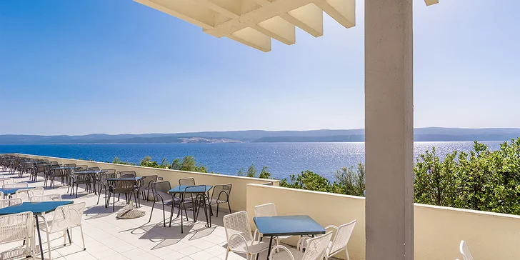 Dovolenka pri Omiši: plážový rezort s all inclusive light, hotel aj bungalovy, v lete animačný program