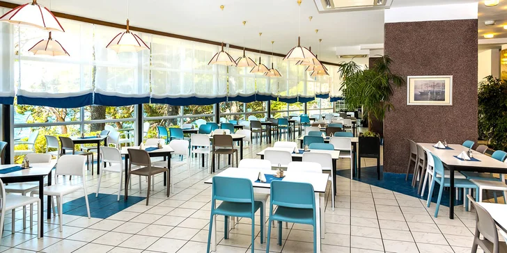 Dovolenka pri Omiši: plážový rezort s all inclusive light, hotel aj bungalovy, v lete animačný program