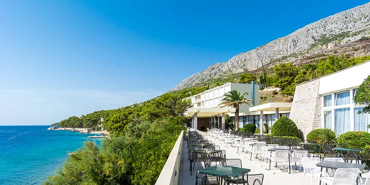 Dovolenka pri Omiši: plážový rezort s all inclusive light, hotel aj bungalovy, v lete animačný program