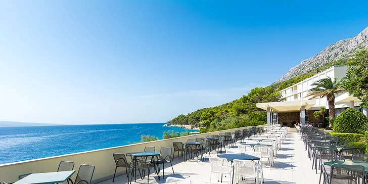Dovolenka pri Omiši: plážový rezort s all inclusive light, hotel aj bungalovy, v lete animačný program