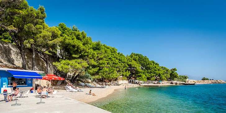 Dovolenka pri Omiši: plážový rezort s all inclusive light, hotel aj bungalovy, v lete animačný program