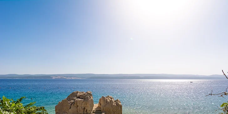 Dovolenka pri Omiši: plážový rezort s all inclusive light, hotel aj bungalovy, v lete animačný program
