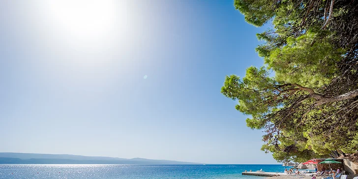 Dovolenka pri Omiši: plážový rezort s all inclusive light, hotel aj bungalovy, v lete animačný program