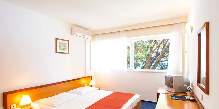 Dovolenka pri Omiši: plážový rezort s all inclusive light, hotel aj bungalovy, v lete animačný program