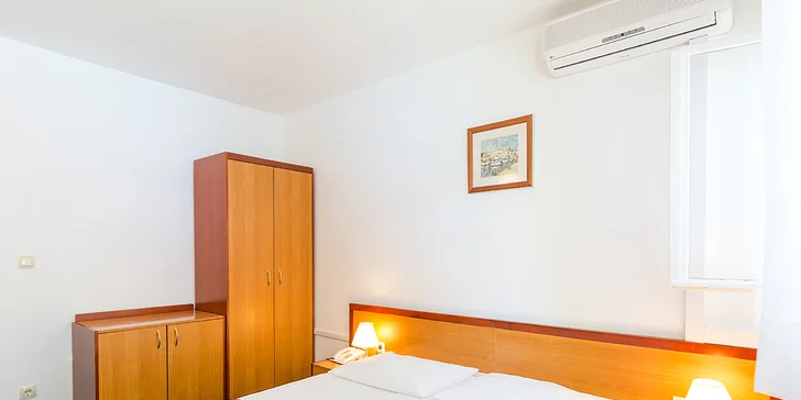 Dovolenka pri Omiši: plážový rezort s all inclusive light, hotel aj bungalovy, v lete animačný program