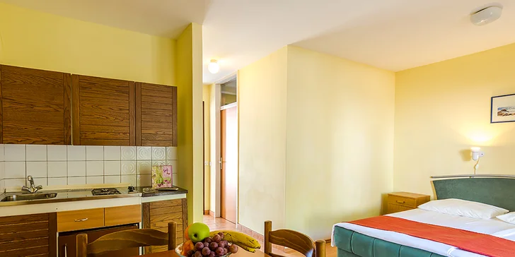 Dovolenka pri Omiši: plážový rezort s all inclusive light, hotel aj bungalovy, v lete animačný program