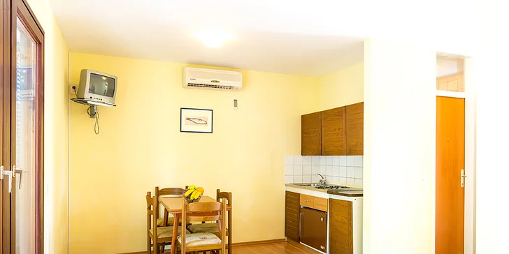 Dovolenka pri Omiši: plážový rezort s all inclusive light, hotel aj bungalovy, v lete animačný program
