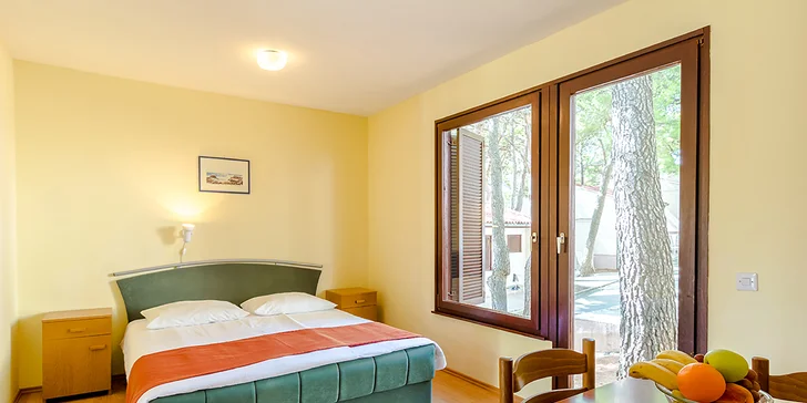 Dovolenka pri Omiši: plážový rezort s all inclusive light, hotel aj bungalovy, v lete animačný program