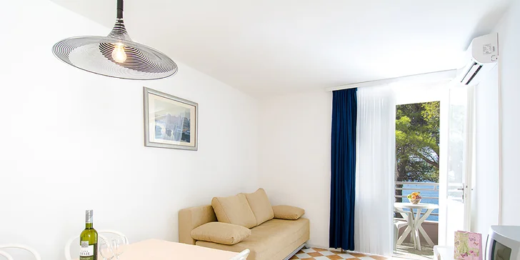 Dovolenka pri Omiši: plážový rezort s all inclusive light, hotel aj bungalovy, v lete animačný program
