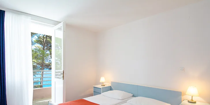 Dovolenka pri Omiši: plážový rezort s all inclusive light, hotel aj bungalovy, v lete animačný program