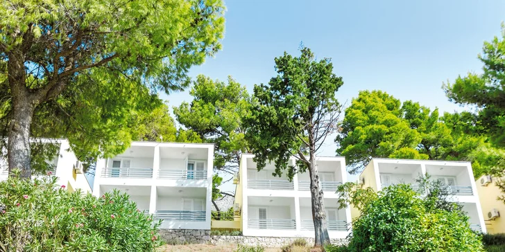 Dovolenka pri Omiši: plážový rezort s all inclusive light, hotel aj bungalovy, v lete animačný program