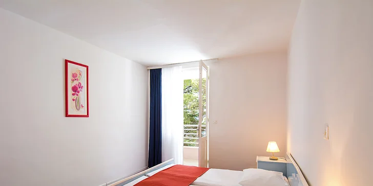 Dovolenka pri Omiši: plážový rezort s all inclusive light, hotel aj bungalovy, v lete animačný program