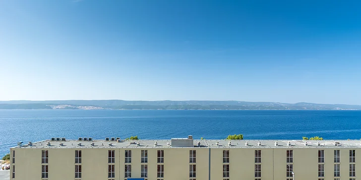 Dovolenka pri Omiši: plážový rezort s all inclusive light, hotel aj bungalovy, v lete animačný program