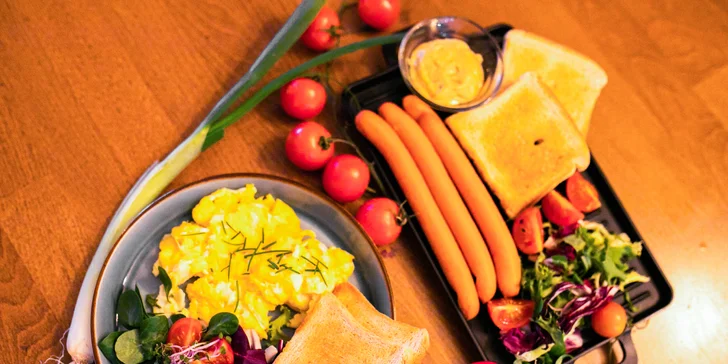 Raňajky víťazov: Raňajkové menu s vajíčkami, párkami a kávou