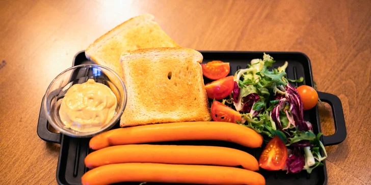 Raňajky víťazov: Raňajkové menu s vajíčkami, párkami a kávou