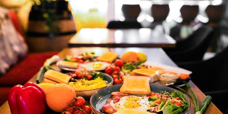 Raňajky víťazov: Raňajkové menu s vajíčkami, párkami a kávou