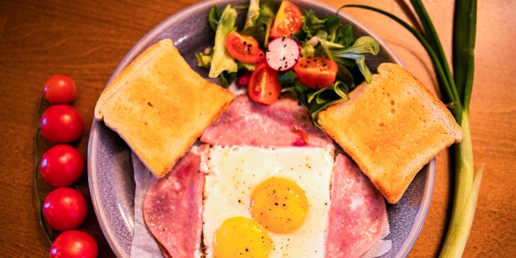 Raňajky víťazov: Raňajkové menu s vajíčkami, párkami a kávou