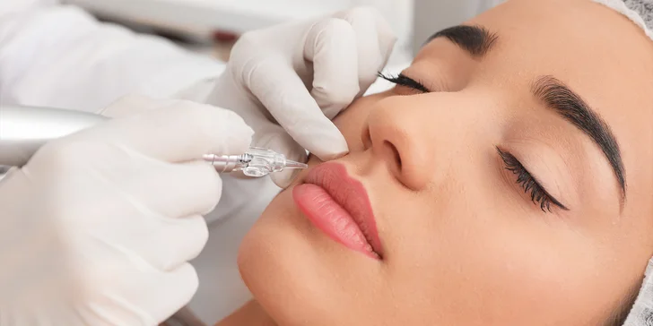 Permanentný make-up obočia alebo očnej linky aj mikropigmentácia pier v Diva Beauty