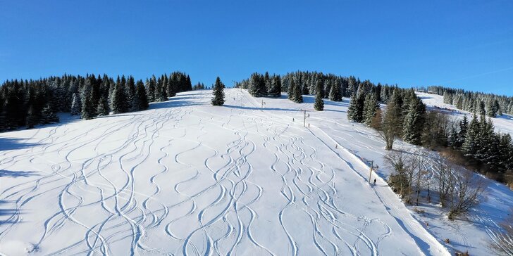 Celodenná lyžovačka pre veľkých aj malých v rodinnom stredisku Malinô Brdo