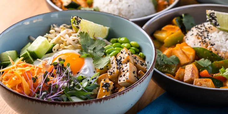 Žlté Curry alebo otvorené vouchery na konzumáciu jedál a nápojov v About coffee&food