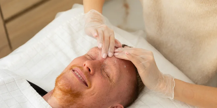 Pánske hydratačné alebo antiaging ošetrenie s hĺbkovým čistením a masážou tváre a hlavy