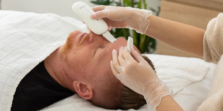 Pánske hydratačné alebo antiaging ošetrenie s hĺbkovým čistením a masážou tváre a hlavy