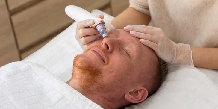 Pánske hydratačné alebo antiaging ošetrenie s hĺbkovým čistením a masážou tváre a hlavy