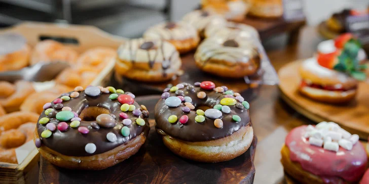 Sladučké donuty z Amore Donut: Tradičné potešenie na netradičný spôsob. Na výber až 11 druhov!