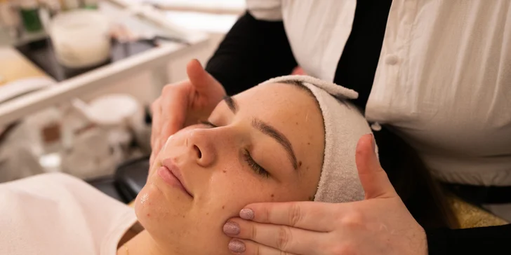 Kozmetická masáž tváre alebo očného okolia, 1D mihalnice či úprava obočia v salóne Beauty by Vladik
