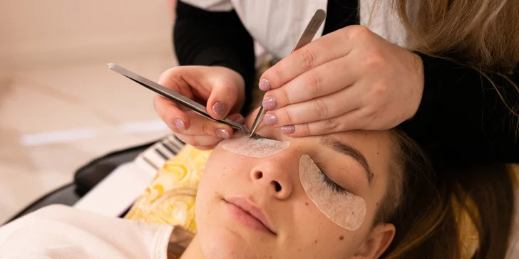 Kozmetická masáž tváre alebo očného okolia, 1D mihalnice či úprava obočia v salóne Beauty by Vladik