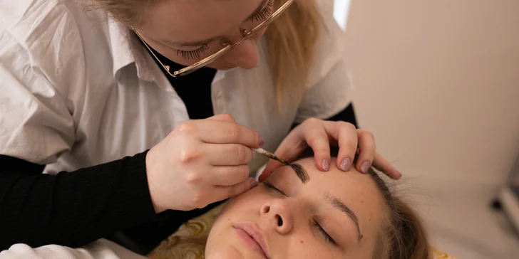 Kozmetická masáž tváre alebo očného okolia, 1D mihalnice či úprava obočia v salóne Beauty by Vladik