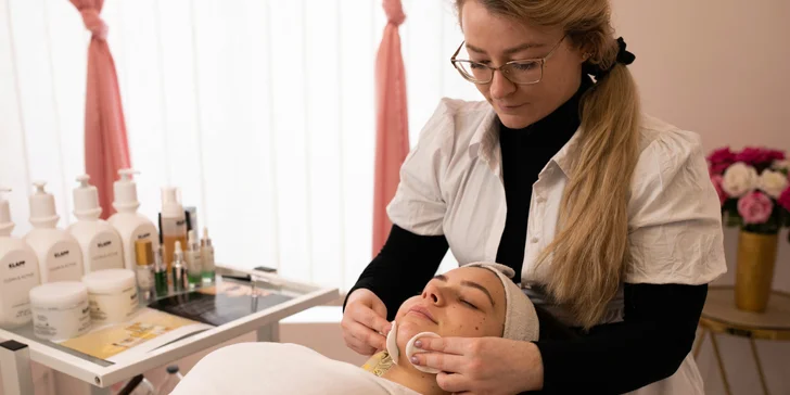Kozmetická masáž tváre alebo očného okolia, 1D mihalnice či úprava obočia v salóne Beauty by Vladik
