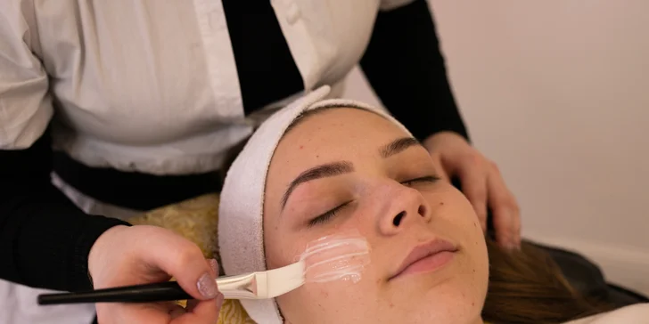 Kozmetická masáž tváre alebo očného okolia, 1D mihalnice či úprava obočia v salóne Beauty by Vladik