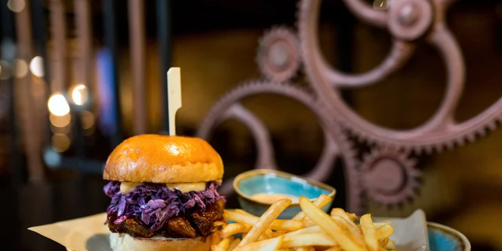 Burger s hranolčekmi a omáčkou podľa vlastného výberu v pivárni v srdci Košíc