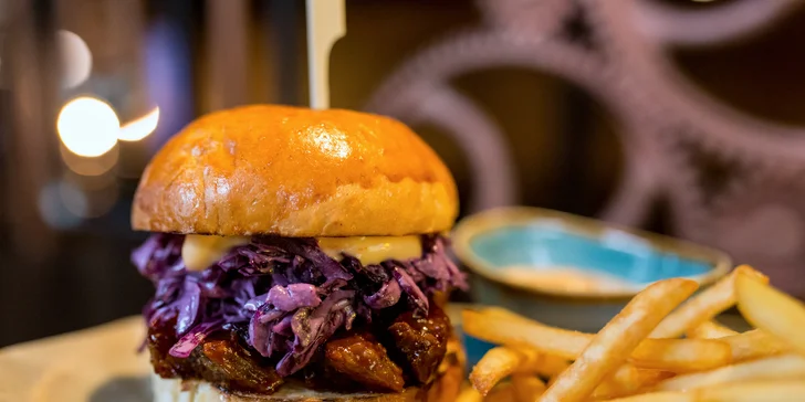 Burger s hranolčekmi a omáčkou podľa vlastného výberu v pivárni v srdci Košíc