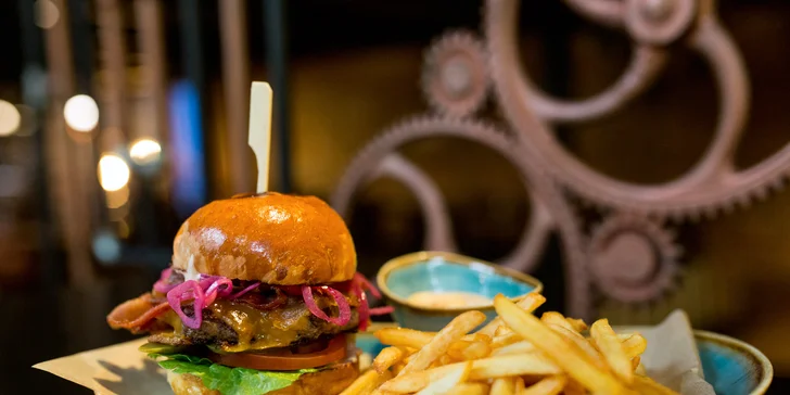 Burger s hranolčekmi a omáčkou podľa vlastného výberu v pivárni v srdci Košíc