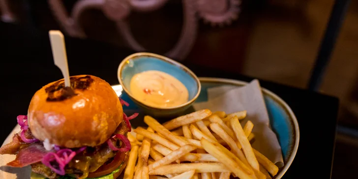 Burger s hranolčekmi a omáčkou podľa vlastného výberu v pivárni v srdci Košíc